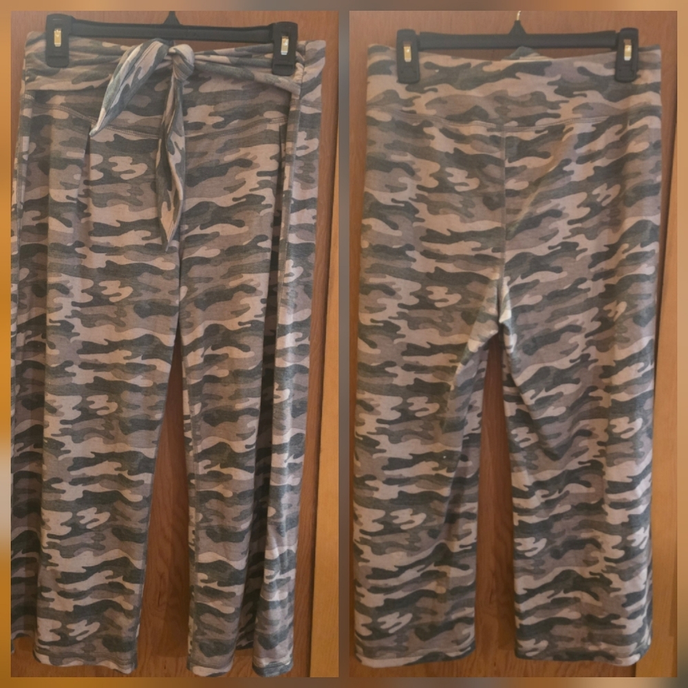 New no tags xersion womens medium loose fit tie top camo cropped pants
